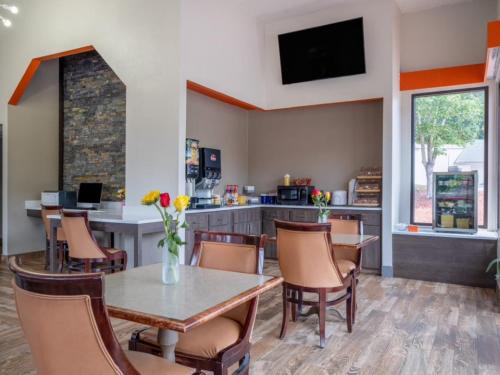 Days Inn by Wyndham Clemsonにあるテレビまたはエンターテインメントセンター