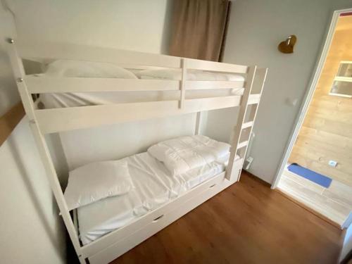 a white bunk bed with white pillows on it at Au pied des pistes avec parking Entièrement rénové in LʼHuez