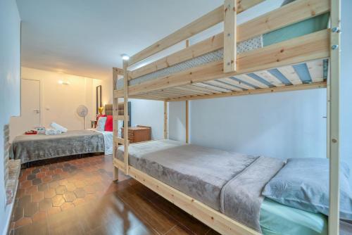sypialnia z 2 łóżkami piętrowymi w pokoju w obiekcie Casa Grande CASA CAFE MADRID 22 PERSONAS w mieście Pozuelo de Alarcón