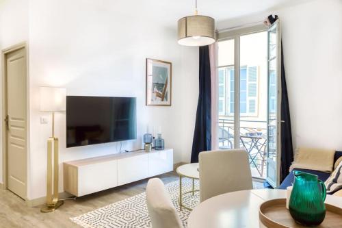 #44 Staywizus -1 BDR Flat Cap AC balcony 5mins walk to beach