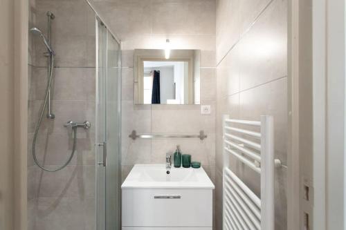 une salle de bain avec une douche et un lavabo et une douche dans l'établissement #44 1 BDR Flat Cap AC balcony 5mins walk to beach, à Nice