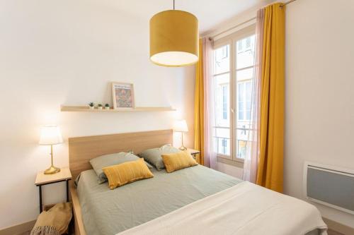 - une chambre avec un lit avec deux oreillers et une fenêtre dans l'établissement #44 1 BDR Flat Cap AC balcony 5mins walk to beach, à Nice