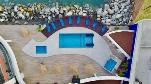 Bazén v ubytování IATE PLAZA HOTEL Calçadão Frente Mar 603 nebo v jeho okolí