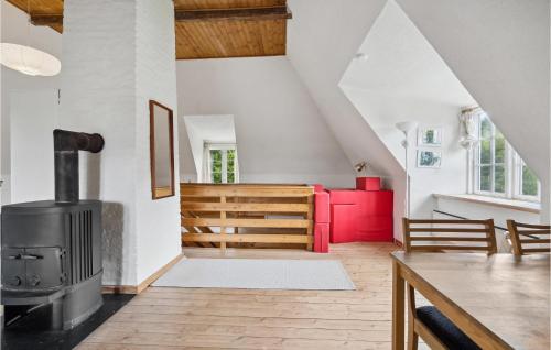 Un lugar para sentarse en 2 Bedroom Beautiful Home In Ringe
