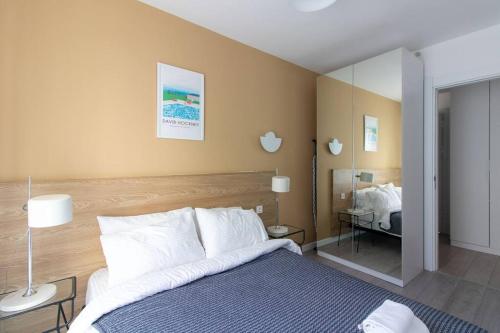 Postel nebo postele na pokoji v ubytování Charming Comfortable 2BR Flat w/ Free Parking&Gym #41
