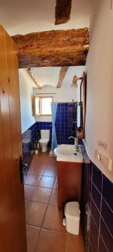 a bathroom with two toilets and a sink and a tub at Candela de la Murtera in Chelva