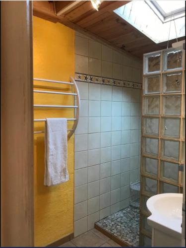 La salle de bains est pourvue d'un lavabo et d'une serviette. dans l'établissement Maison Indépendante 3étoiles avec grand jardin, à Saint-Germain
