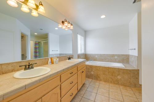 Un baño con dos lavabos y una bañera. en Porterville Getaway with Patio and Valley Views!, en Porterville