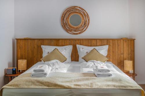 łóżko z 2 ręcznikami i lustrem w obiekcie Mandilla w mieście Köveskál