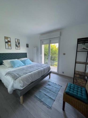 une chambre avec un grand lit et une fenêtre dans l'établissement La Parenthèse gîte à la campagne, à Fougerolles