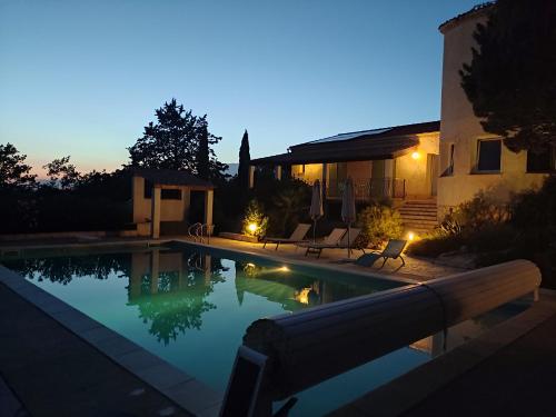 ロルグにあるLorgues, La Tourelle, immense piscine, plongeoir, vue, au grand calmeの夜間の家の前のスイミングプール
