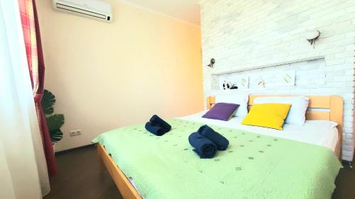 sypialnia z łóżkiem z dwoma niebieskimi torbami w obiekcie Golosievo residence 60m2 w Kijowie