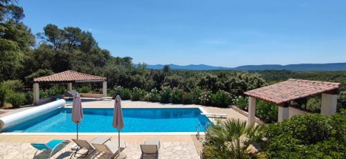 Lorgues, La Tourelle, immense piscine, plongeoir, vue, au grand calme