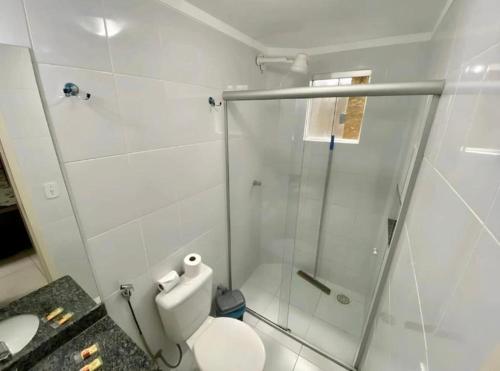 ein Bad mit einem WC und einer Glasdusche in der Unterkunft Lacqua Diroma - parque 24H in Caldas Novas