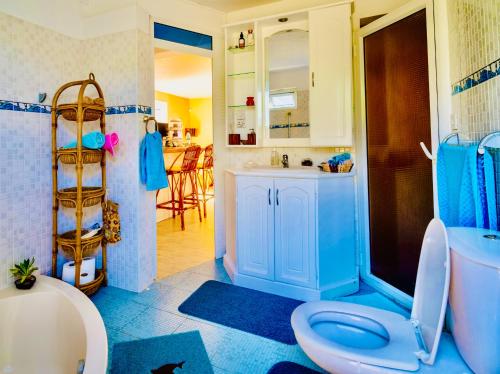 uma casa de banho com um WC e um lavatório em Cozy Home em Rivière Noire