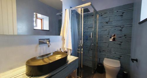 TracinoにあるTramontanaBeachのバスルーム(黒い洗面台、シャワー付)