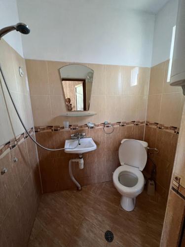 bagno con servizi igienici e lavandino di House Varna-4 a Krapets