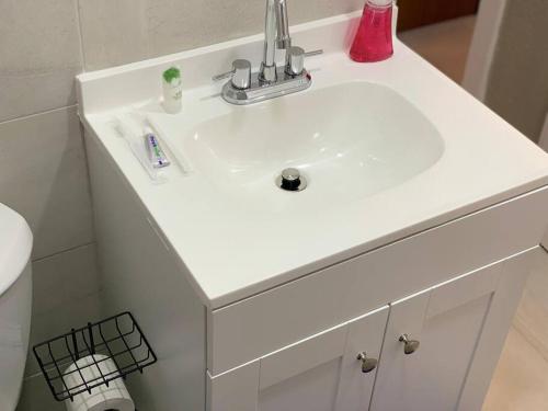 Et badeværelse på Beautiful Apartment in Daytona Beach 1 Bed 1 Bath