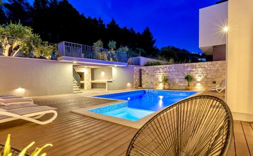 Fotografia z galérie ubytovania Villa Luxury HERMES - Heated Pool, Jacuzzi, Elevator v destinácii Podstrana