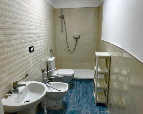 La salle de bains est pourvue d'un lavabo, de toilettes et d'une douche. dans l'établissement Riva del Golfo Casa Vacanze, à Campora San Giovanni