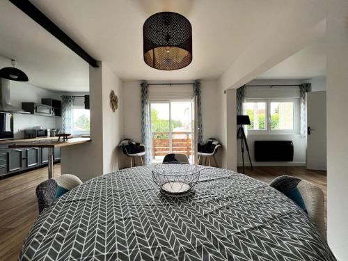 une table à manger décorée en noir et blanc dans l'établissement Le grand morétain, à Moret-sur-Loing