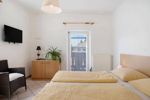 Een bed of bedden in een kamer bij Residence zum Roessl 206