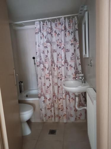 3 min from central station No2 private free parking
