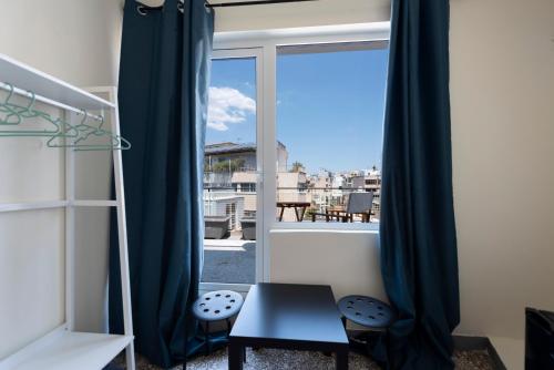 Habitación con ventana y vistas a un balcón. en ATHENS COMMERCIAL en Atenas