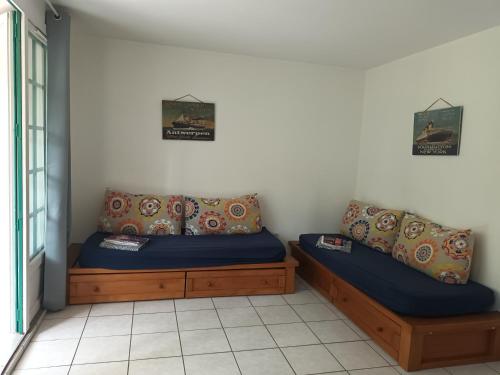 une chambre avec deux lits dans l'angle d'une pièce dans l'établissement Moliets Plage Appartement pour 4 Piscine proche Plage et Commerces, à Moliets-et-Maa