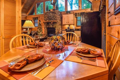 une table en bois avec des assiettes de nourriture au-dessus dans l'établissement Beary Cozy Cabin, à Sevierville