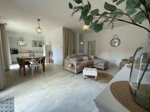 un salon avec un canapé et une table dans l'établissement Château de la Busquette -, à La Magdelaine-sur-Tarn