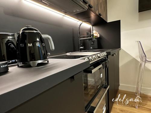 une cuisine avec un grille-pain assis sur un comptoir dans l'établissement Paris Marais by Melvane, à Paris