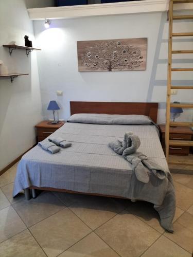 薩薩里的住宿－casa di Carlo e Chiara，一间卧室配有带毛巾的床