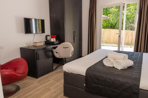 a bedroom with a bed and a desk and a chair at Casa de Ámbar, Bed&Breakfast in Alhaurín el Grande