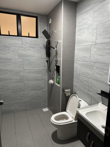 een badkamer met een toilet en een wastafel bij Heritage Homestay in Kota Tinggi