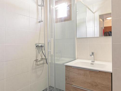 une salle de bain avec douche et lavabo dans l'établissement Confort et Wifi gratuit : Appartement 3 pièces pour 4-6 personnes, proche pistes et remontées mécaniques - FR-1-265-307, à Modane