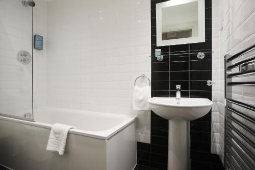Cairn Hotel & Apartmentsにあるバスルーム