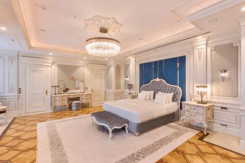 - une grande chambre avec un lit blanc et un lustre dans l'établissement Lia! by Minyoun Stars of Ulugbek, à Samarcande