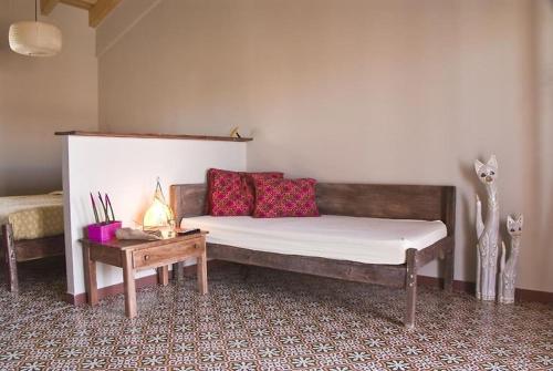 una sala de estar con un sofá y una mesa en Pension Gabino (rooms), en El Ganso