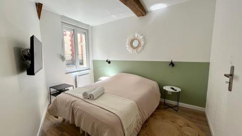 een slaapkamer met een bed met een handdoek erop bij La Porte des rêves in Nevers