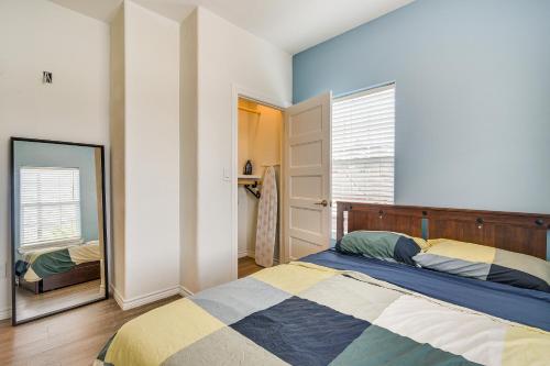 una camera con un letto e un grande specchio di Modern Houston Haven Near Downtown Attractions! a Houston