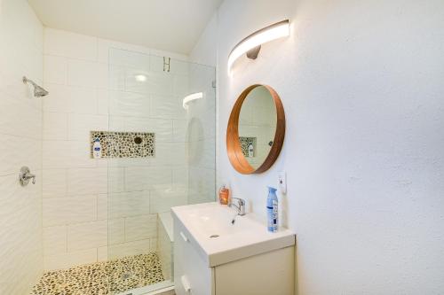 bagno bianco con lavandino e specchio di Modern Houston Haven Near Downtown Attractions! a Houston