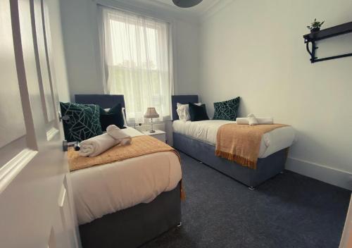 Ein Bett oder Betten in einem Zimmer der Unterkunft Samdel Camden Engels Suite
