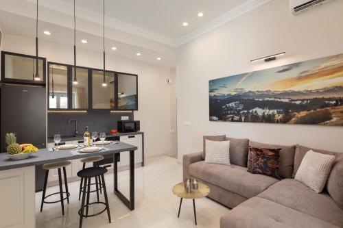Modern-Vintage Old Town Suites