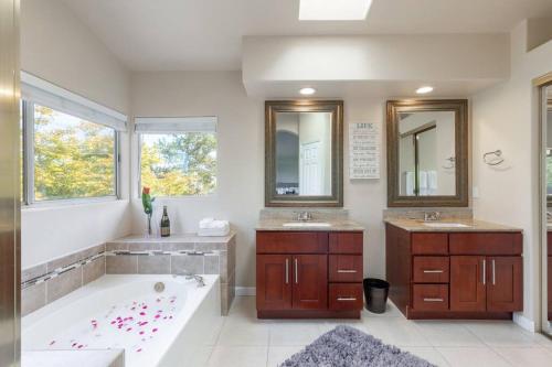 uma casa de banho com banheira, 2 lavatórios e 2 espelhos em A Perfect Getaway in The Wine Country em Santa Rosa