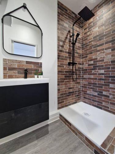 une salle de bain avec un lavabo et un miroir dans l'établissement 【】La Fabrique【】, Belfort ville, à Belfort