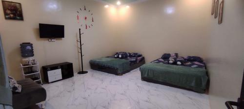 Un pat sau paturi într-o cameră la Villa Neng Dewi