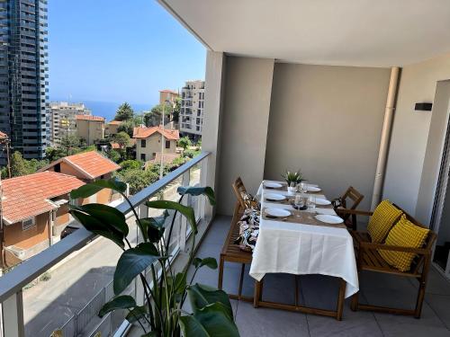 A restaurant or other place to eat at Appartement neuf, Monaco avec vue mer