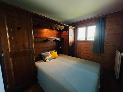 - une chambre avec un grand lit dans une cabine dans l'établissement Appartement Les Saisies, 3 pièces, 6 personnes - FR-1-293-224, aux Saisies