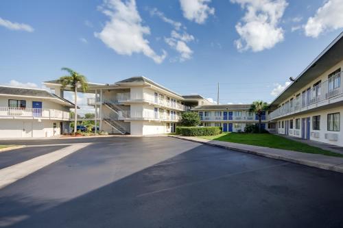 an empty street in front of a building at Motel 6-Lakeland, FL in Lakeland